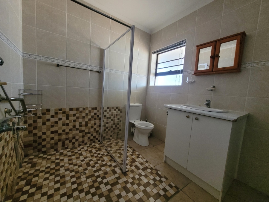 To Let 4 Bedroom Property for Rent in Wavecrest Eastern Cape